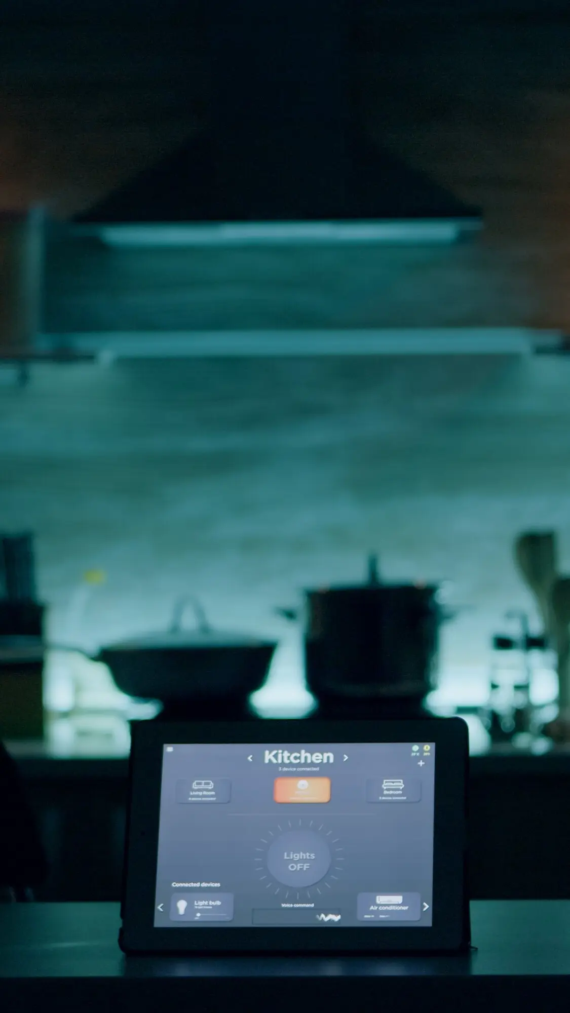 Умное приложение на планшете, лежащем на кухонном столе в пустом доме: система автоматизации включает...